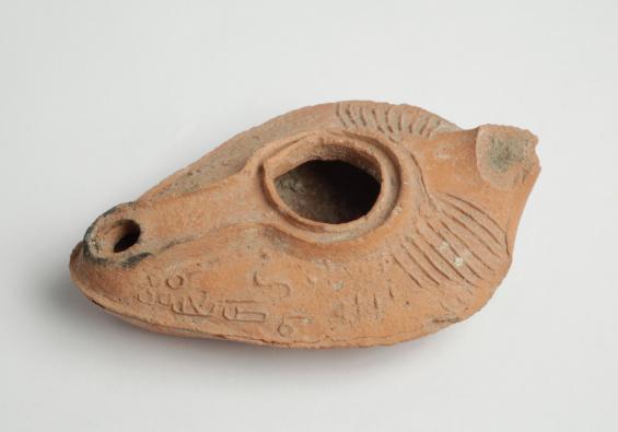 Oil lamp decorated with radiating grooves on the shoulder and vase motif on the base